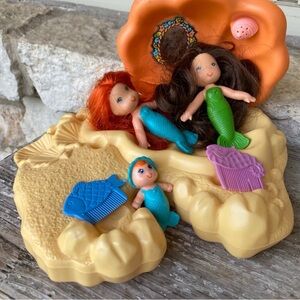 VINTAGE SEA WEES  FLOATING LAGOON WITH 3 DOLLS AND BRUSHES BY KENNER.